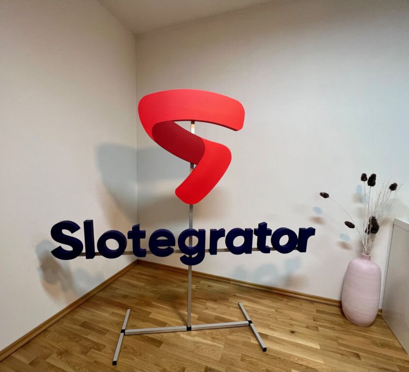 3D logo Slotegrator se stojanem na prezentační akce